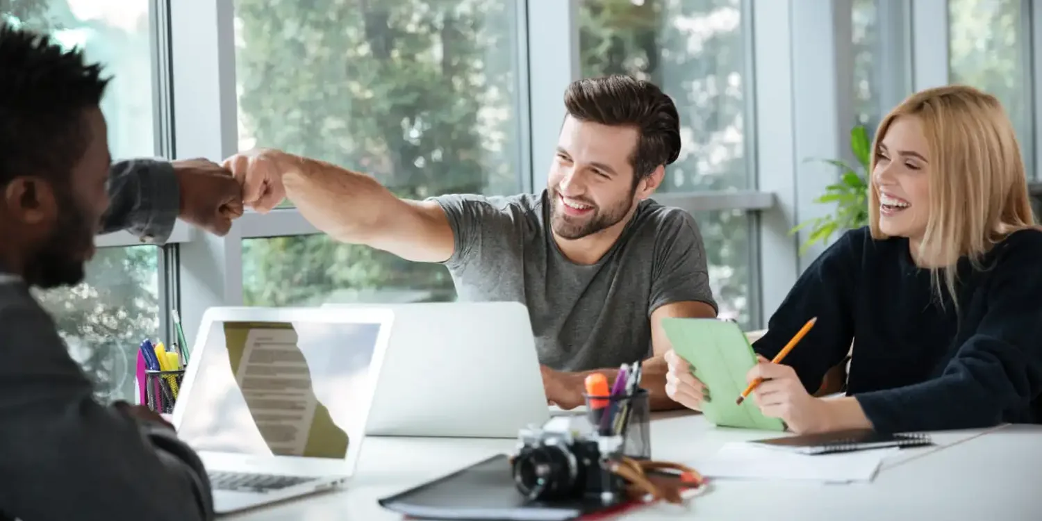 trois collaborateurs en formation