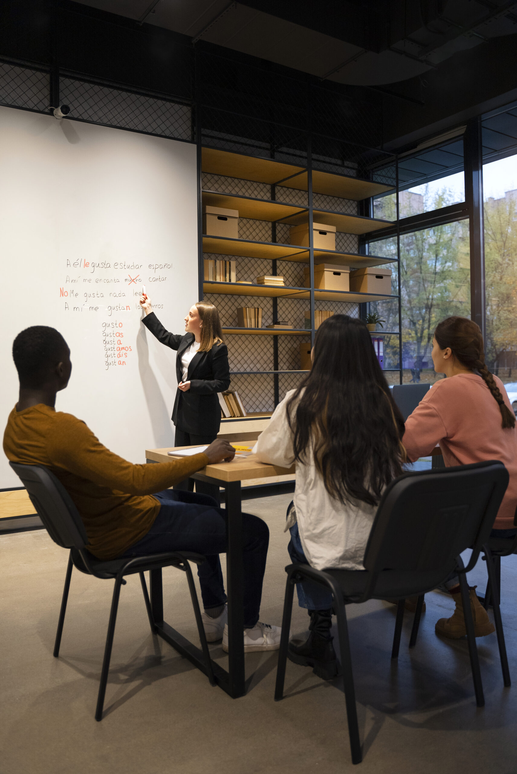 plein-de-personnes-corrigeant-les-erreurs-de-grammaire