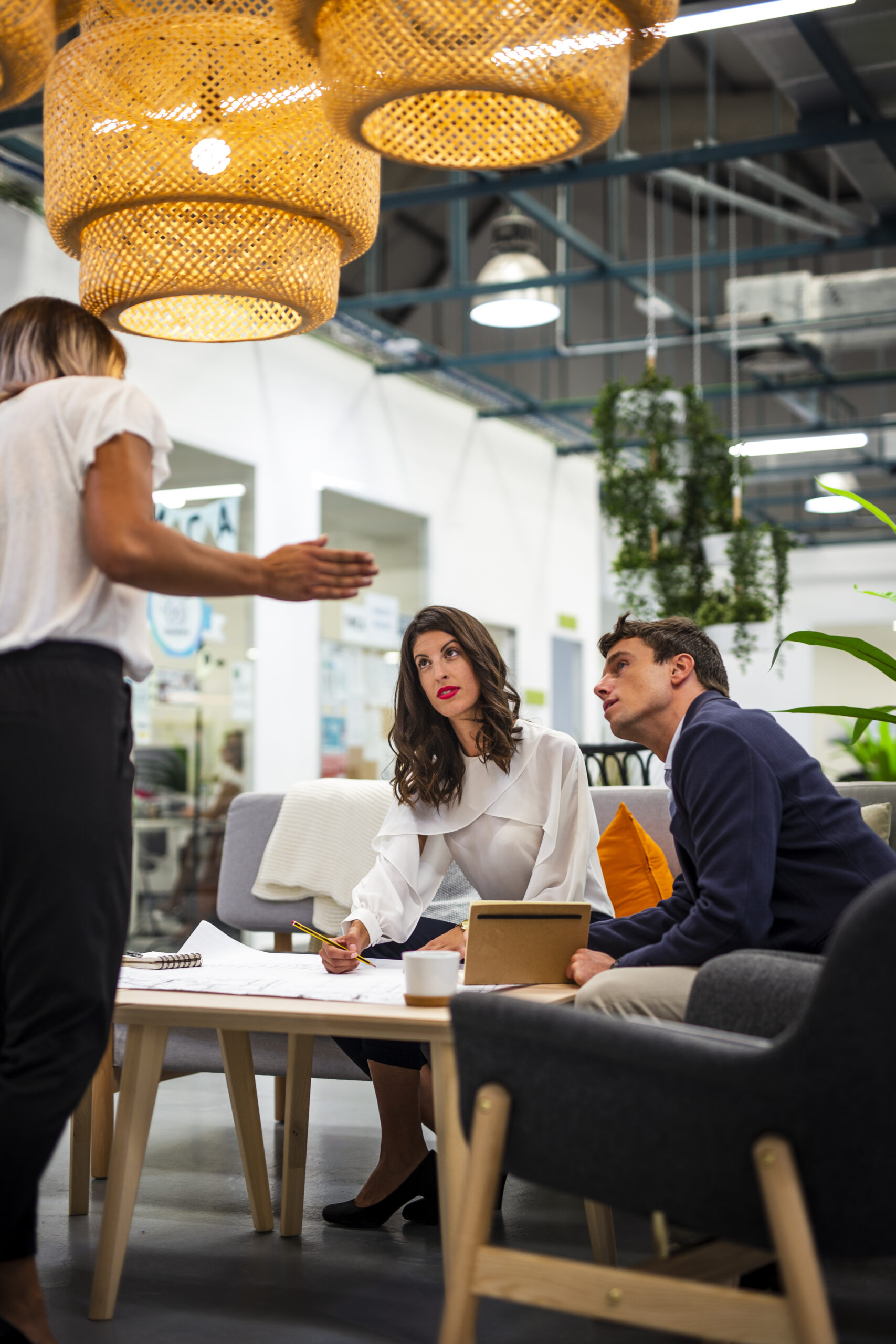 reunion-d-equipe-a-angle-faible-au-bureau